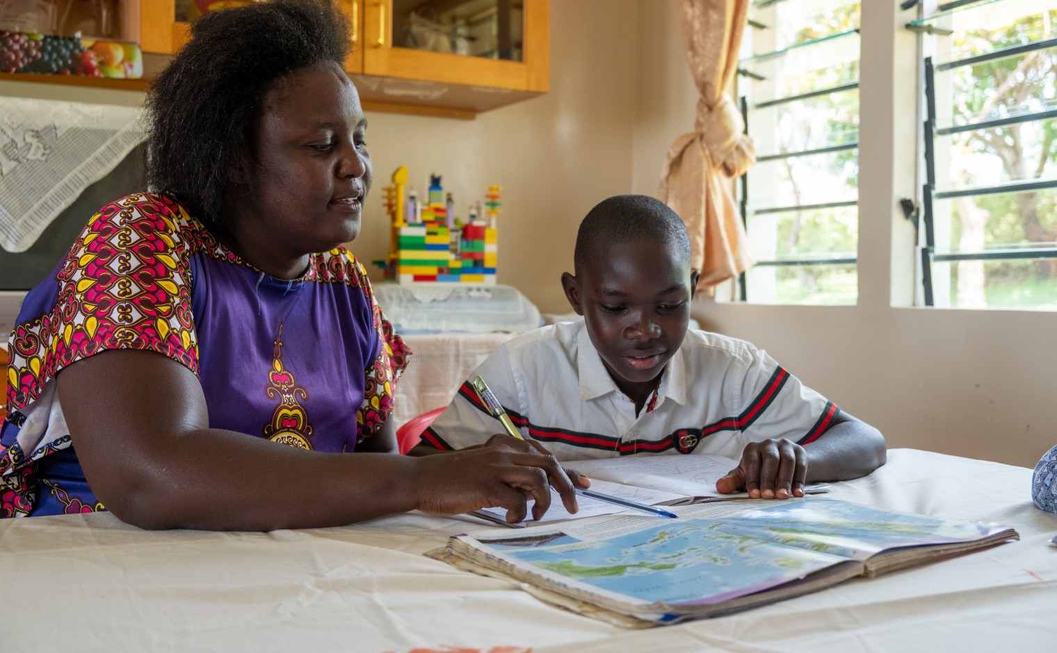 Tijdens de lockdown waren de scholen in Kenia gesloten.
SOS moeders, zoals in kinderdorp Kisumu, gaven hun
kinderen met ondersteuning van school thuis-onderwijs.