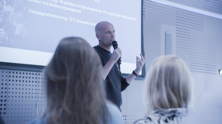 Jan Matthijs van Eendenburg (Metakids) tijdens zijn presentatie over Serious Request (C) Jin Jelier