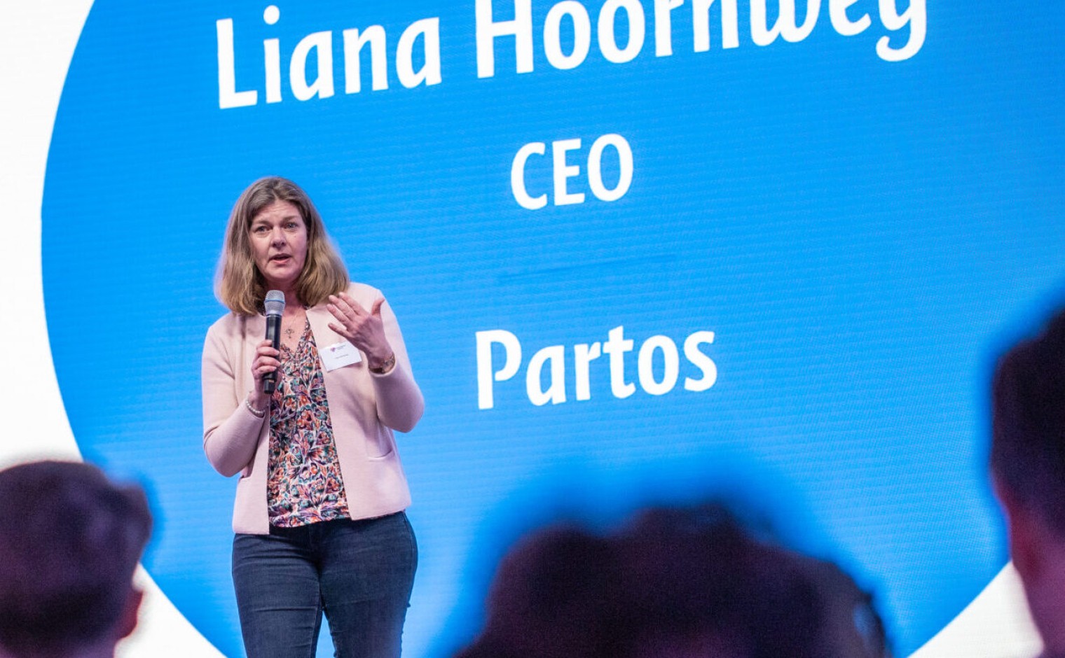 Liana spreekt tijdens een congres van #ConnectionWorks.