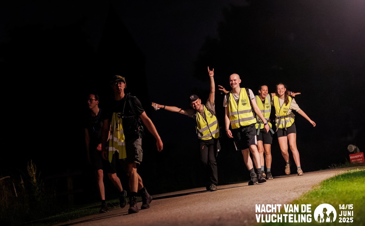 Een groep wandelaars finisht in Arnhem, tijdens de Nacht van de Vluchteling 2025.