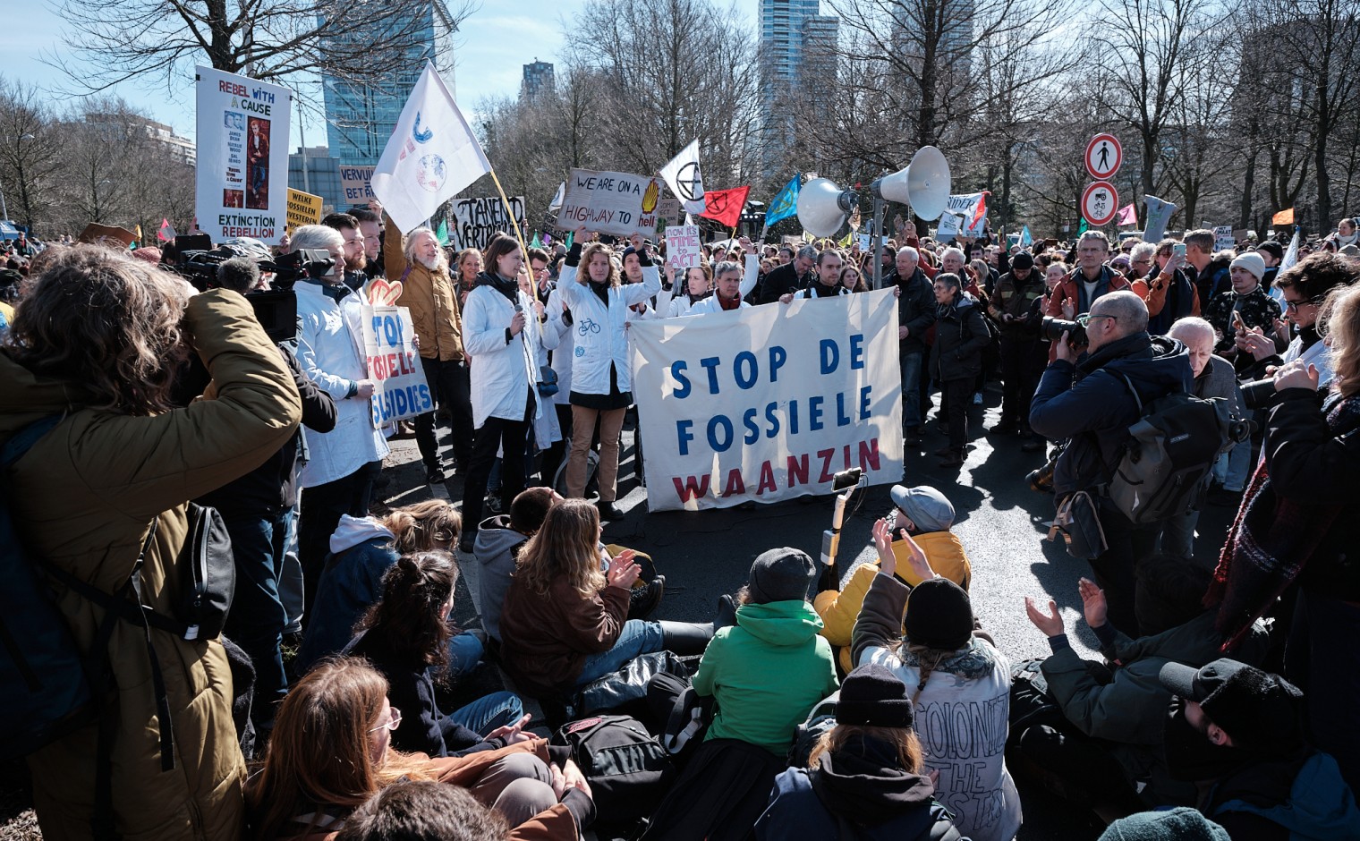Tijdens de A12-demonstratie op 11 maart 2023 werd er tegen fossiele subsidies gedemonstreerd.
