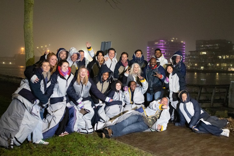Een groep deelnemers aan de Sleep Out in hun Sheltersuits (C) Sheltersuit Foundation