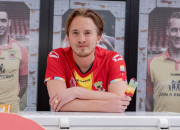 Zanger Snelle vraagt als eenmalige hoofdsponsor Go Ahead Eagles aandacht voor ziekte van Batten