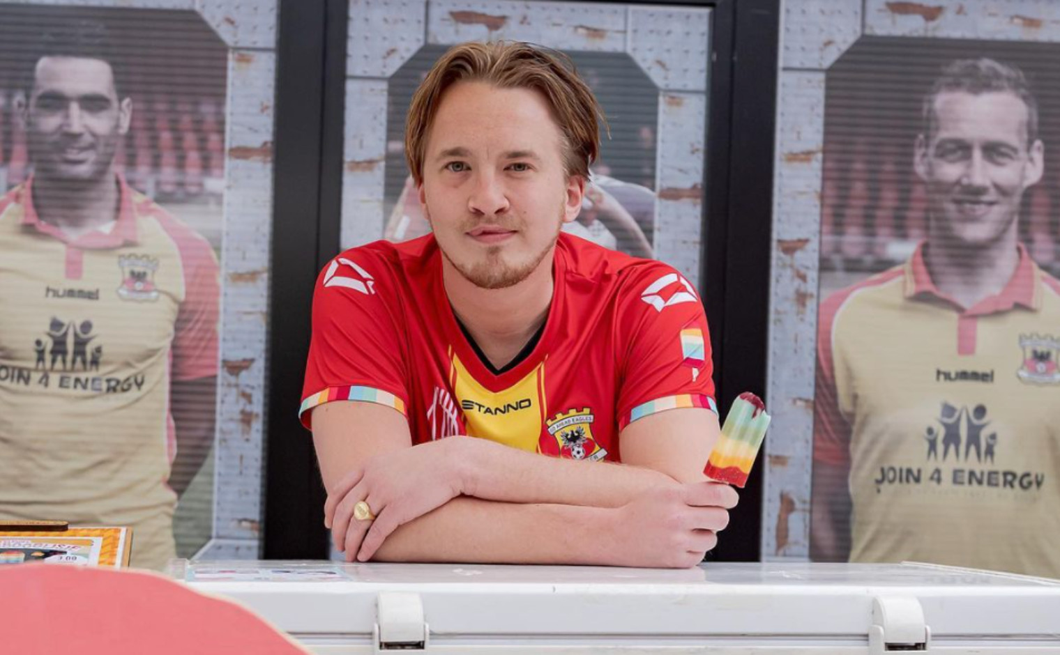 Zanger Snelle was voor één keer hoofdsponsor van Go Ahead Eagles en vroeg aandacht voor de ziekte van Batten.