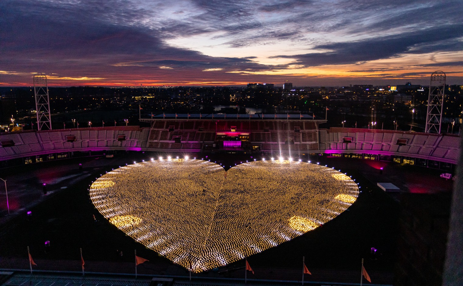 Het hart gevormd door 23000 lampionnen in het Olympisch Stadion Amsterdam.