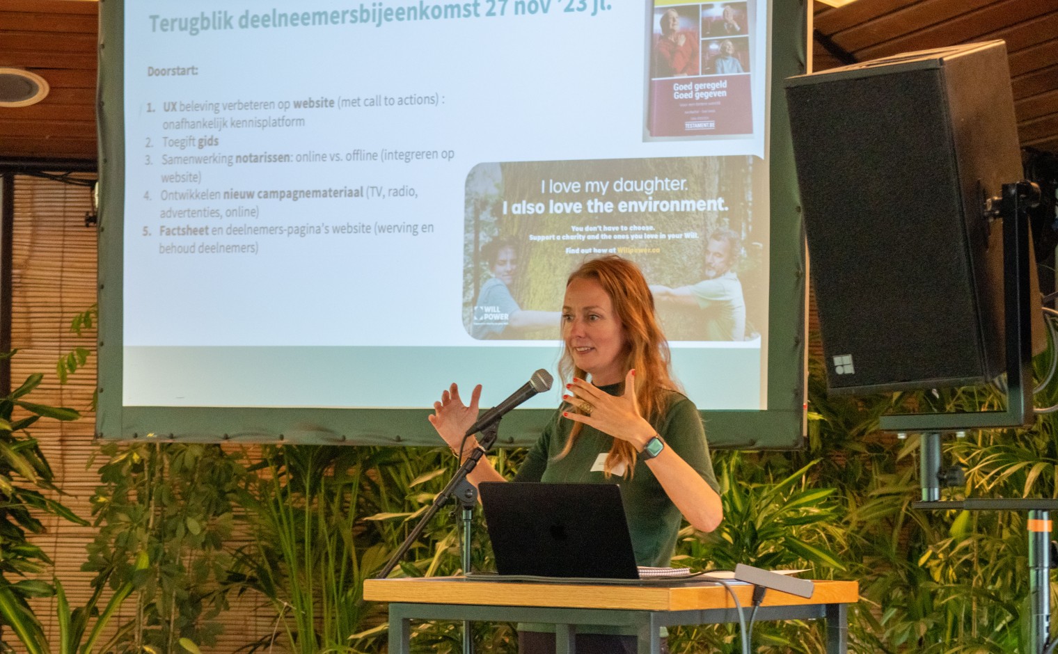 Elly Lont, lid van de dagelijkse leiding en de stuurgroep van Toegift.nl, spreekt de aanwezigen toe.
