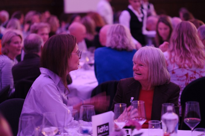 Marloes in gesprek met een van de ‘Dikke Vrienden’ van IDFA (C) IDFA