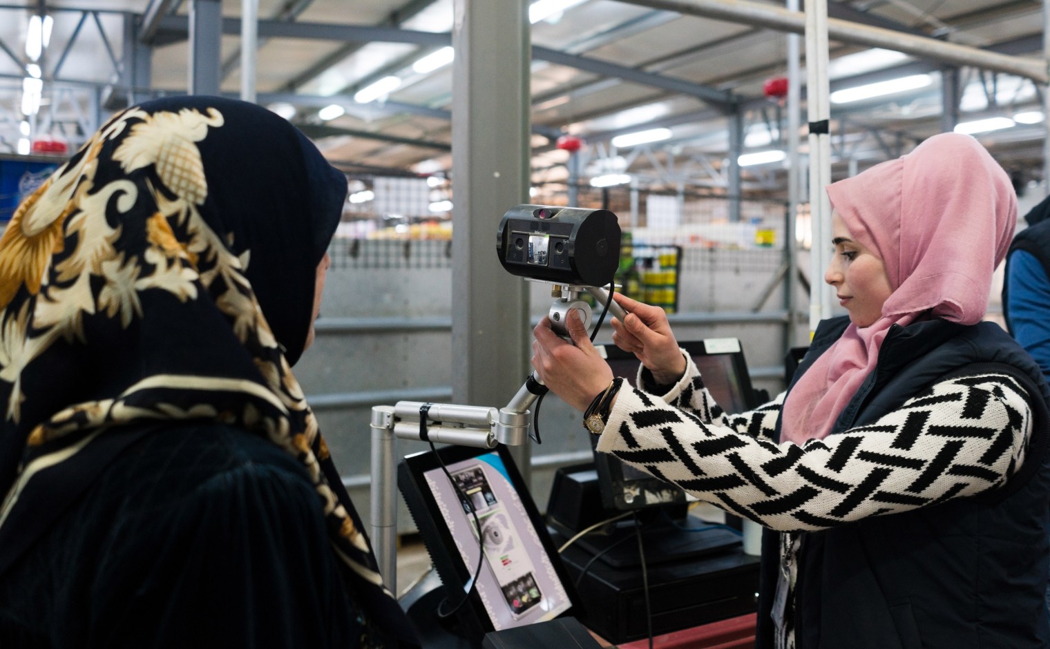 De boodschappenrekening wordt na camera-registratie gekoppeld aan vluchtelingen in de database van UNHCR.