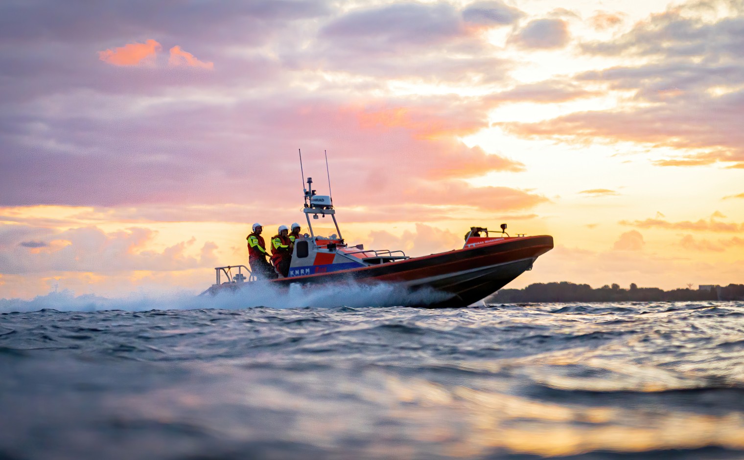 Reddingboot van de KNRM op het Gooimeer bij Huizen.