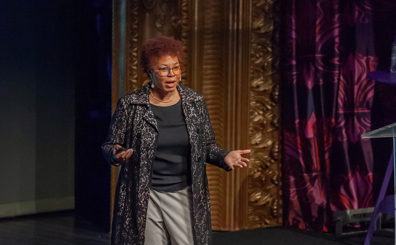 Hoofdspreker Vakdag 2025 Cheryl Contee op het podium tijdens haar keynote.