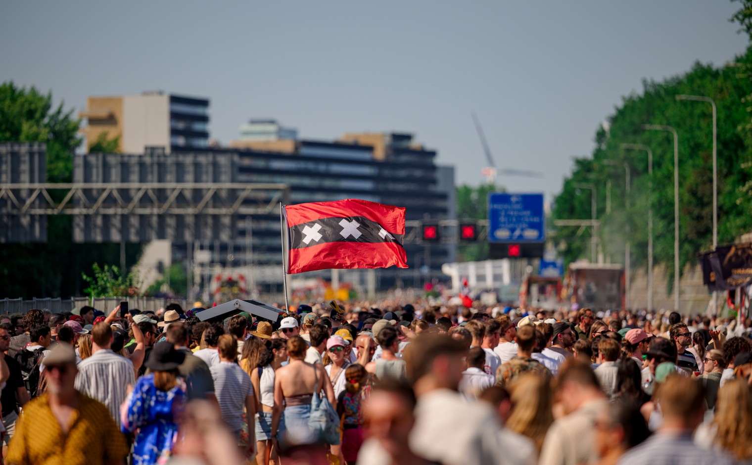 De Amsterdamse vlag werd op de ringweg A10 met trots gezwaaid tijdens de verjaardag van de stad op 21 juni 2025.