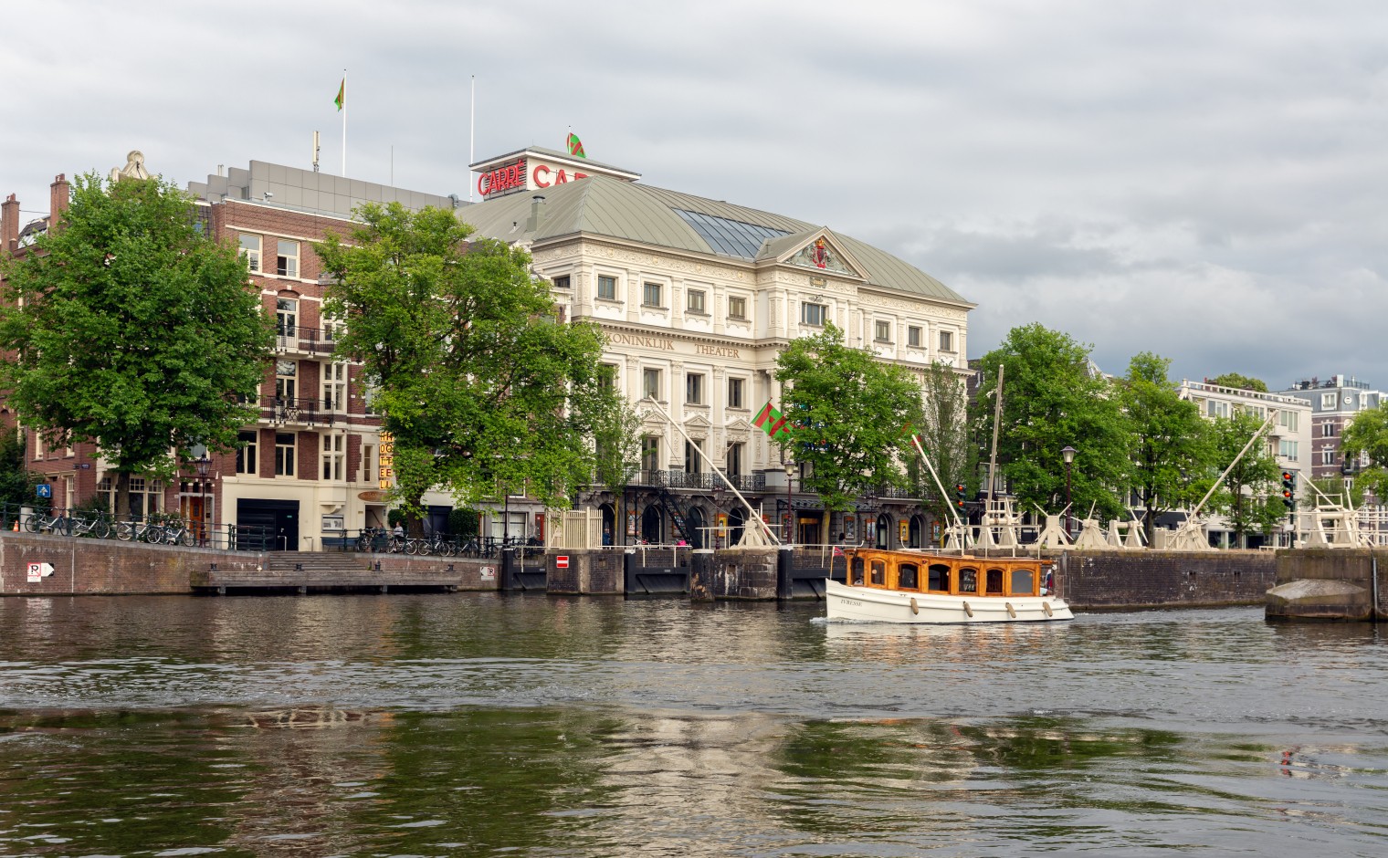 Koninklijk Theater Carré in Amsterdam. Haar directeur, Madeleine van der Zwaan, ondertekende de brief.