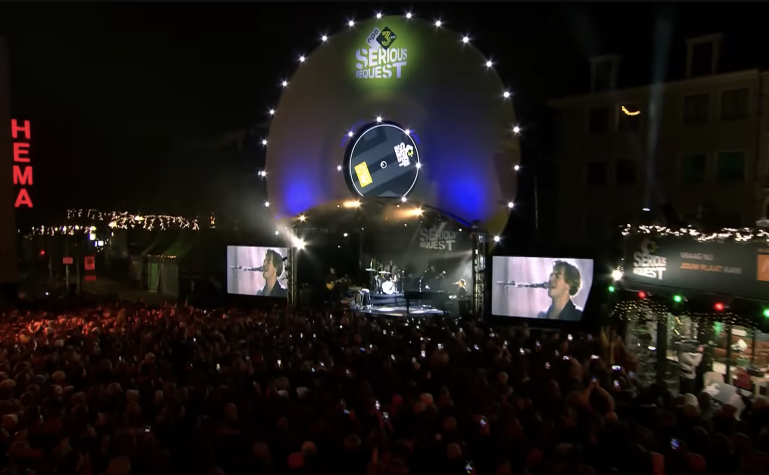 Sfeerbeeld van het plein bij het Glazen Huis 2023, in Nijmegen (still uit video)