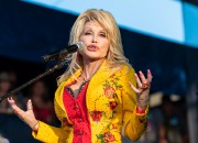 Van glitter naar geven: de filantropie van Dolly Parton