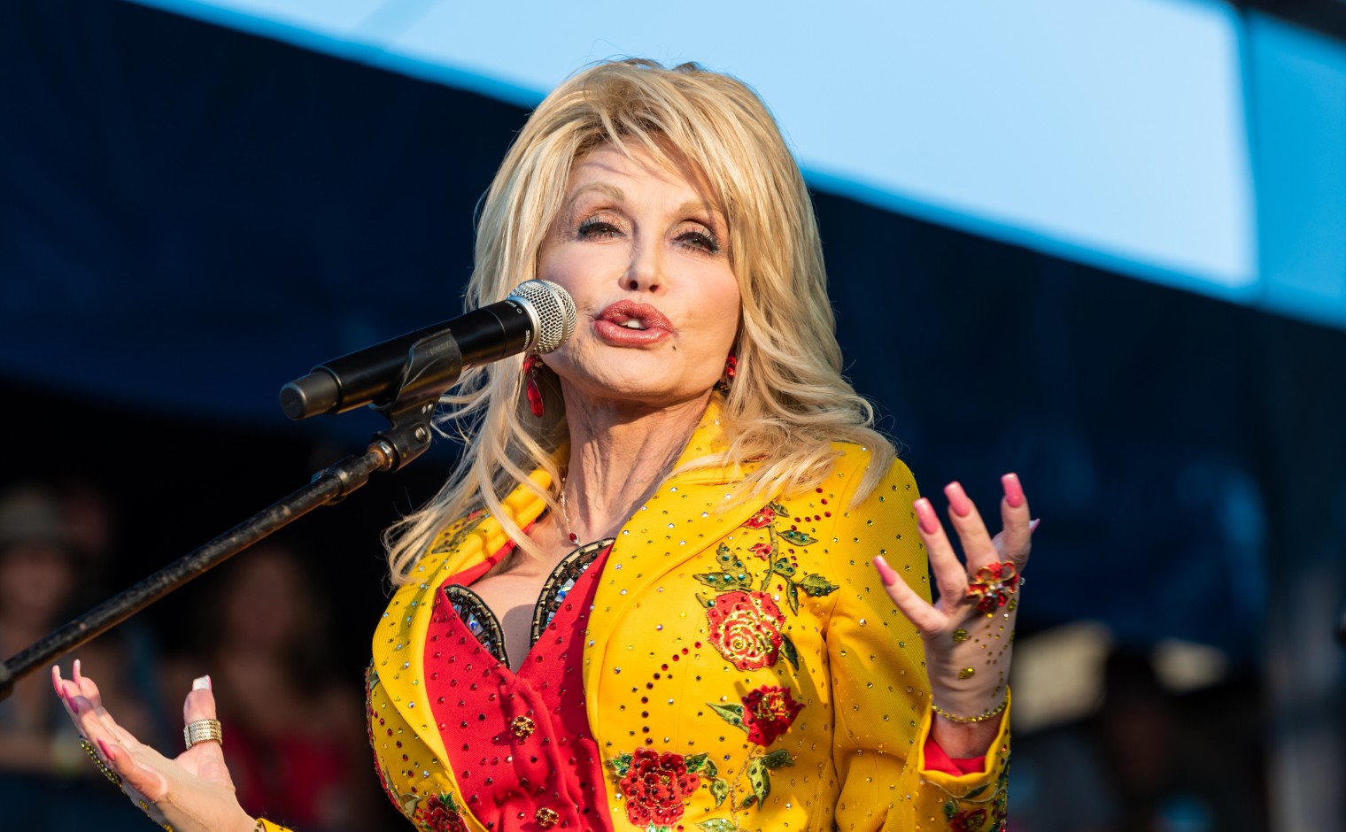 Dolly Parton tijdens een optreden op het Newport Folk Festival in Rhode Island. Parton overleed op 25 augustus 2026 op 80-jarige leeftijd.