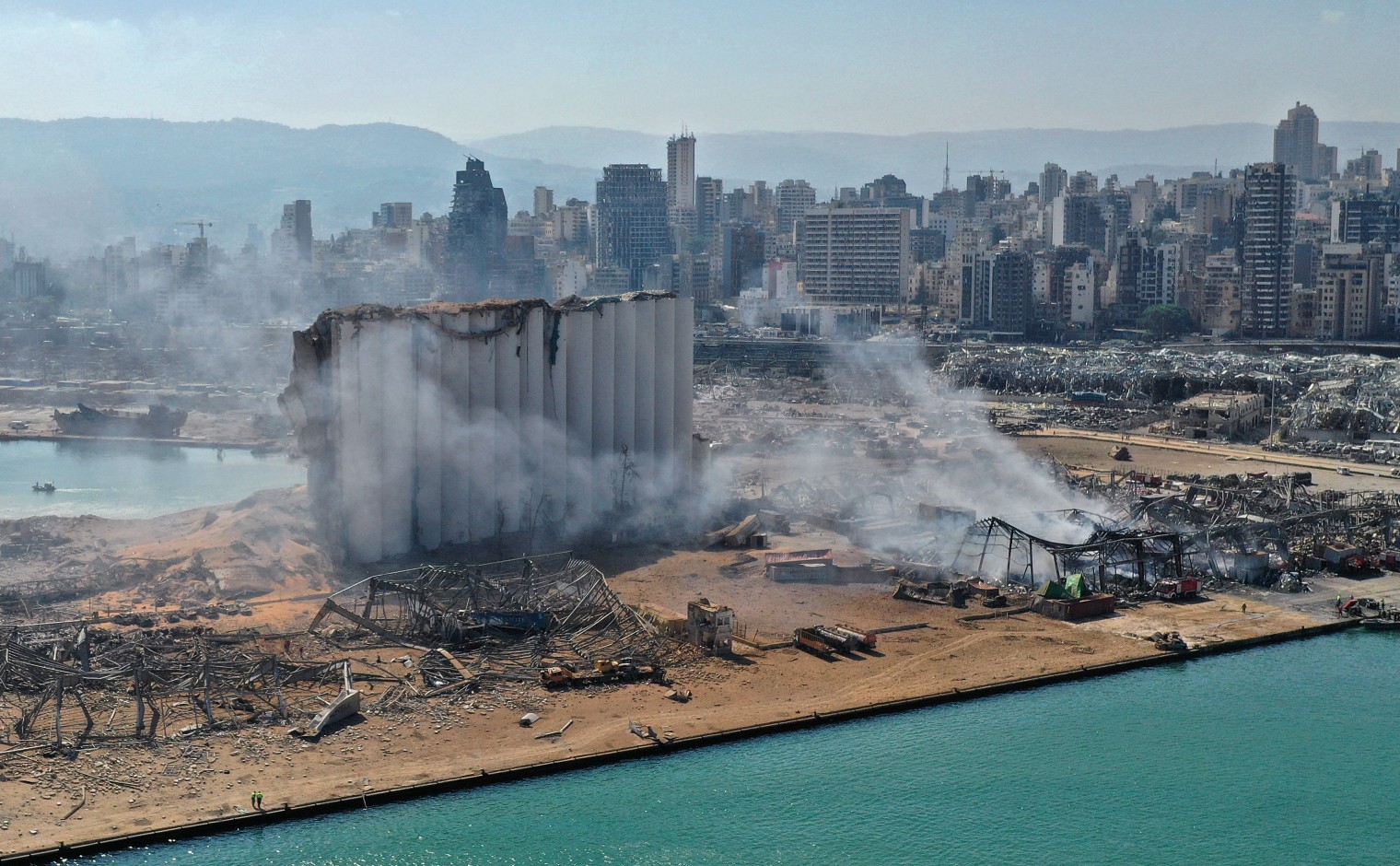 De haven van Beiroet is verwoest, maar door de hele stad is de schade groot.