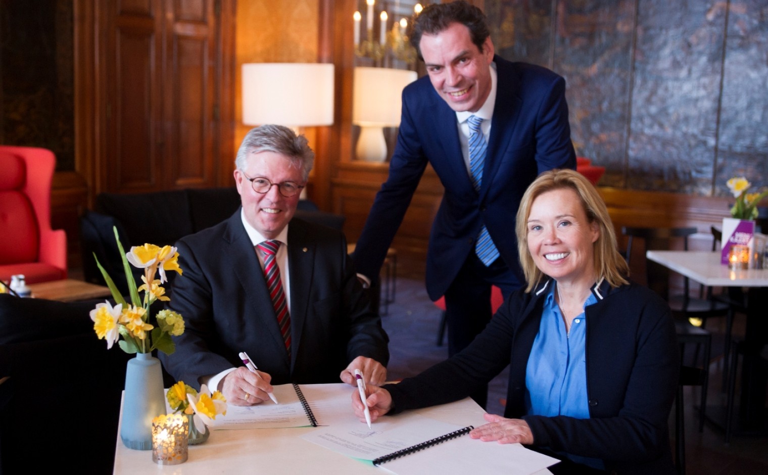 Van links naar rechts:  Noud van Rooij (voorzitter Nationale Vereniging de Zonnebloem), Michel van Maarseveen (directeur Paleis Het Loo) en Julie Perkins (oprichter en voorzitter Stichting Specsavers Steunt). 