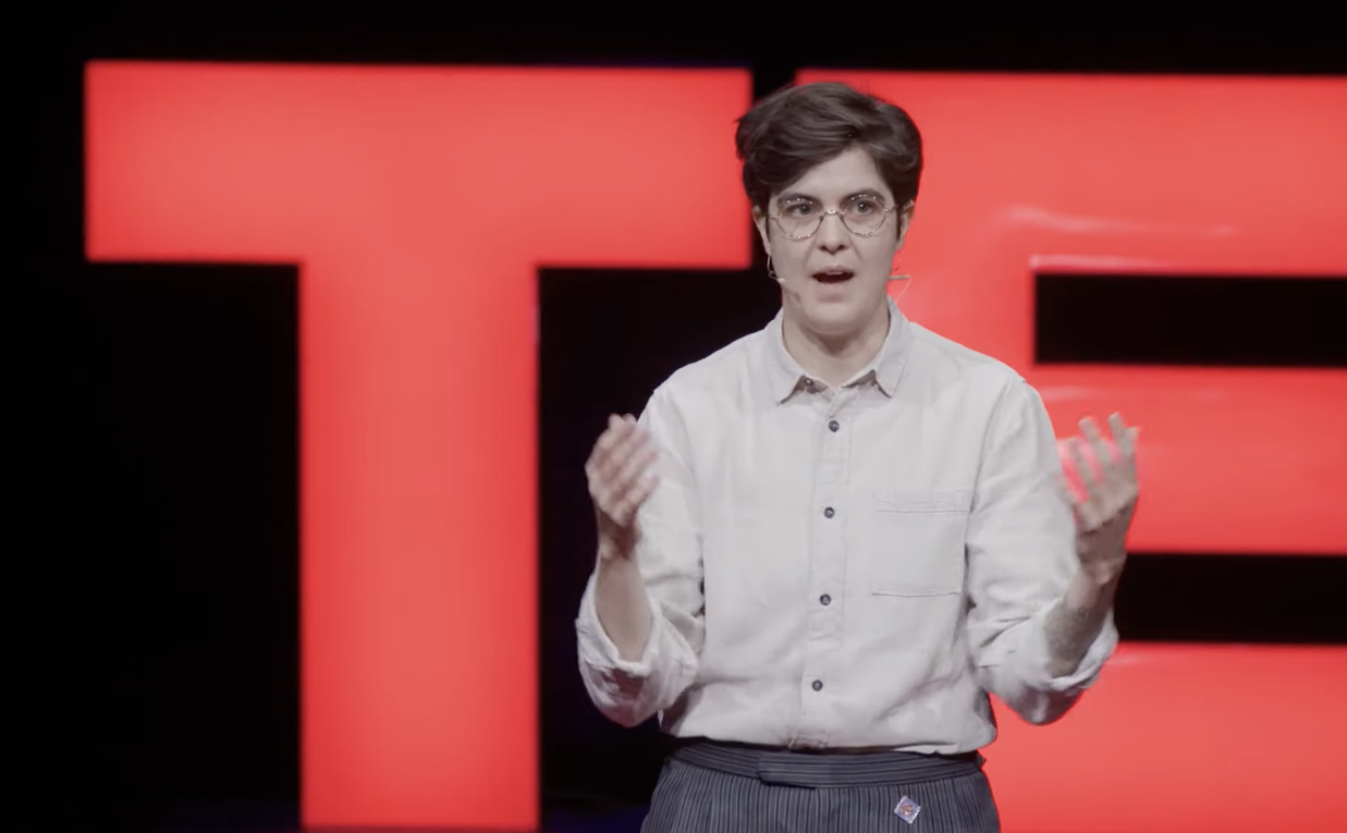 Marlene Engelhorn tijdens een TED Talk in Wenen, 2022 (still uit video).
