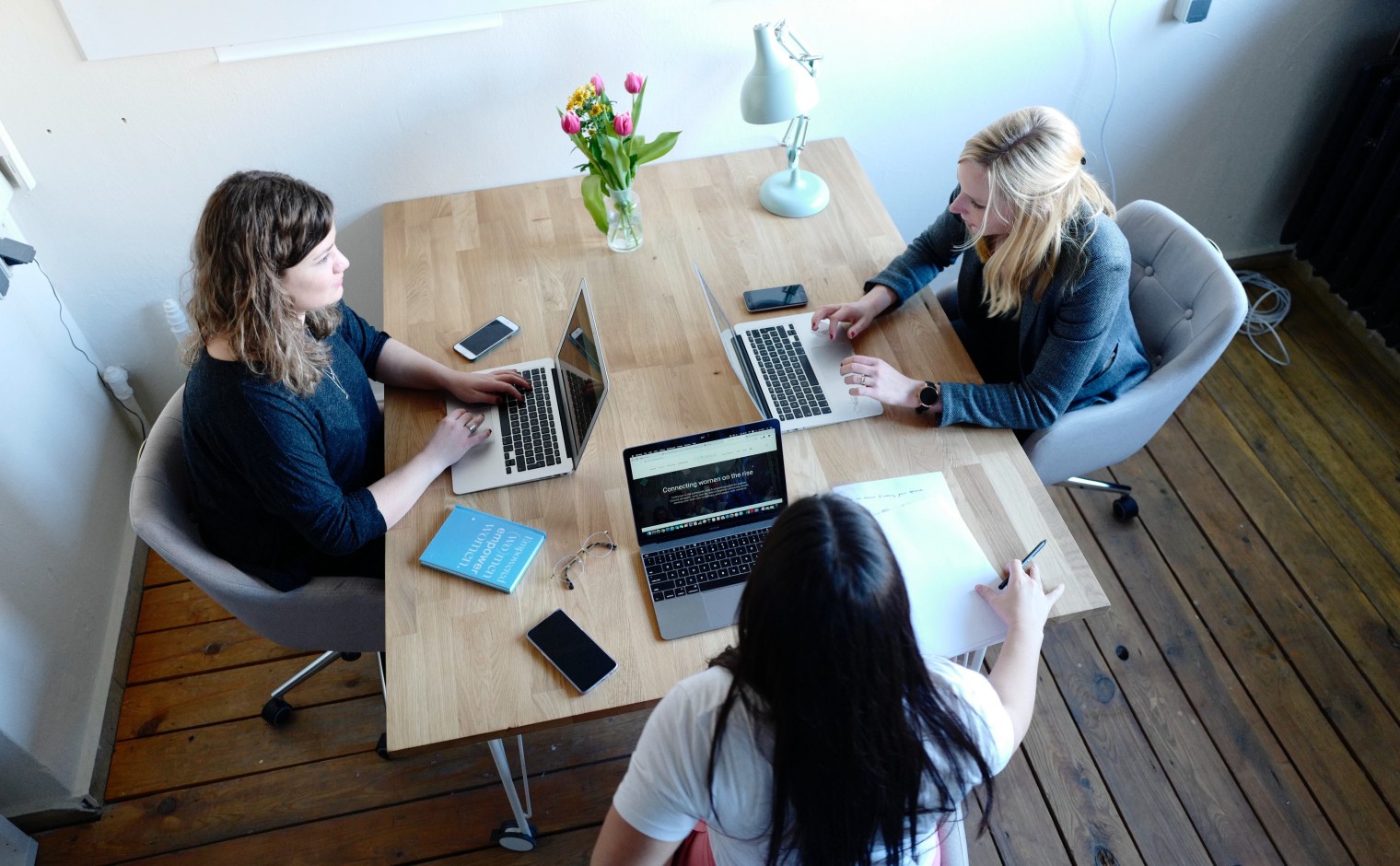 Beeld ter illustratie: samenwerkende collega's.