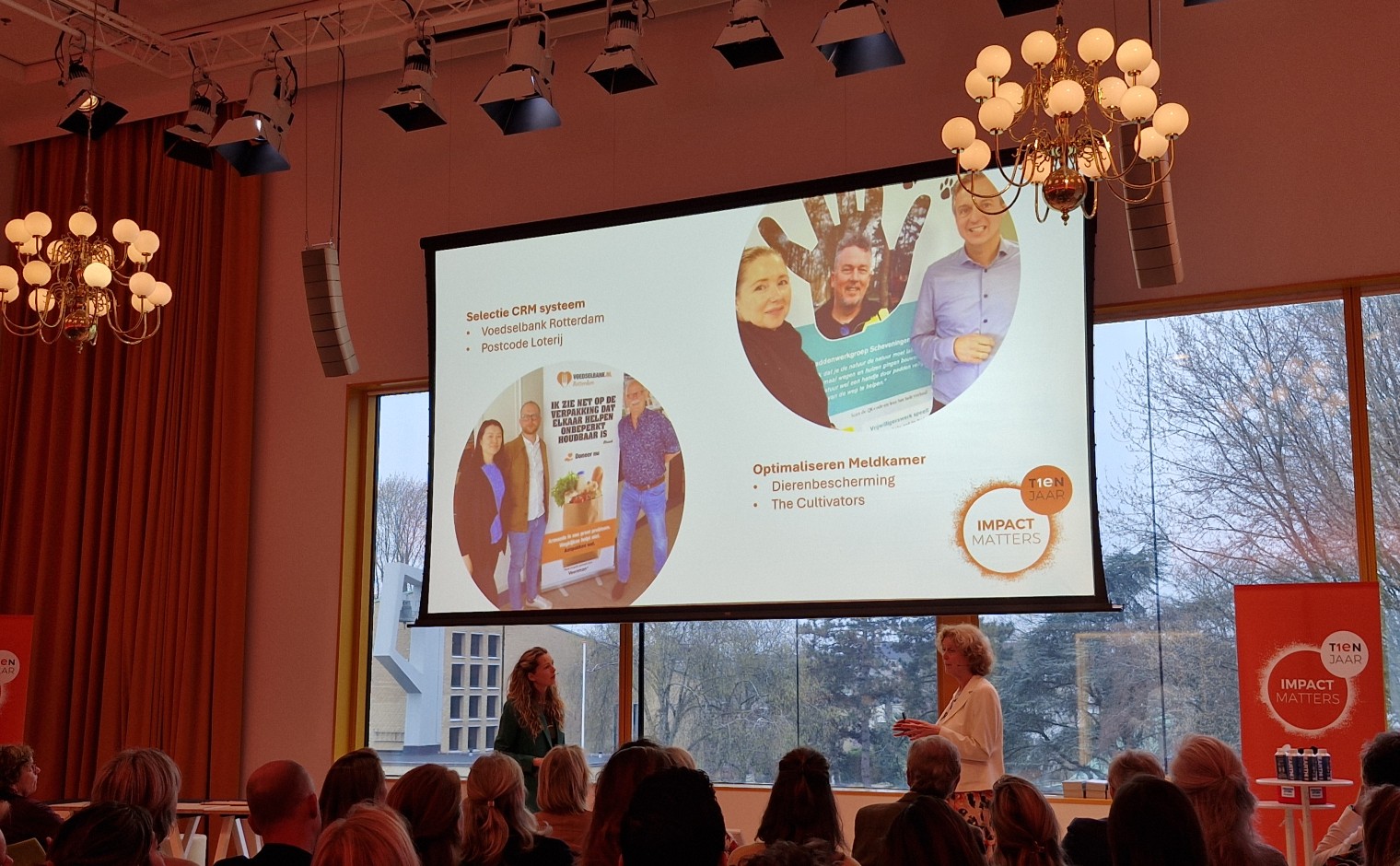 Henriëtte van Eeghen (rechts) in gesprek met dagvoorzitter Elke van Boxmeer tijdens het jubileumevent ter ere van tien jaar Impact Matters.