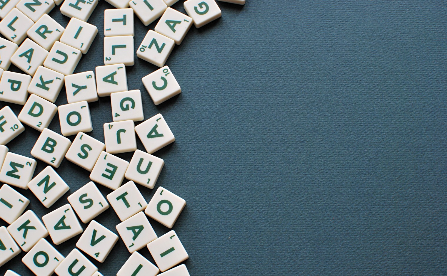 Scrable puzzelstukjes met letters.