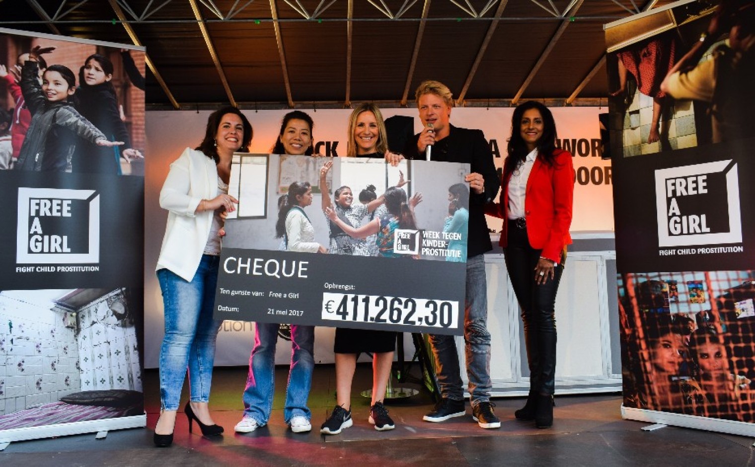 v.l.n.r. Joamy Tounkara - van Maanen (adjunct directeur Free a Girl, Wimmy Hu  (ambassadeur Free a Girl), Evelien Hölsken (directeur Free a Girl), Thomas Berge, Nazima Ramdin (regioambassadeur Free a Girl)