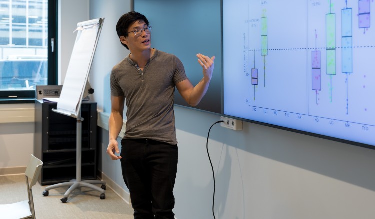 Onderzoeker Oliver Chen presenteert op UMC ConsortiumOverleg (C) UMC
