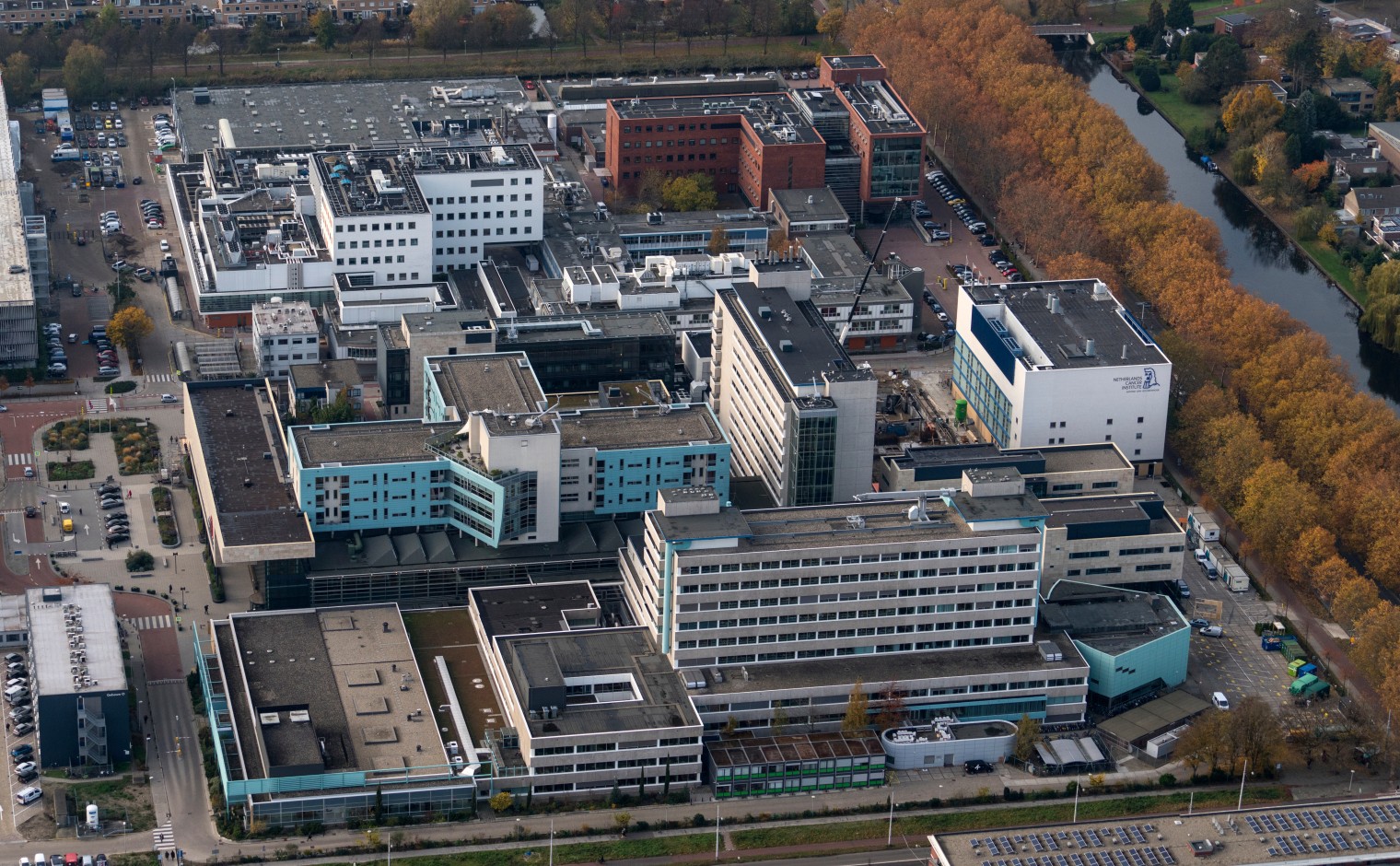 Het Antoni van Leeuwenhoek Ziekenhuis, vanuit de lucht.
