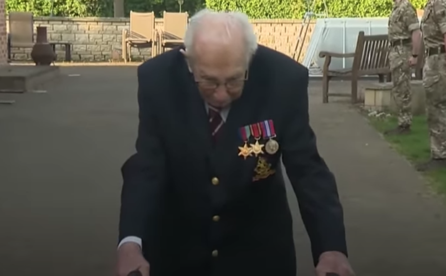 Een Youtube still van Captain Tom Moore tijdens de viering van z'n 100ste verjaardag.