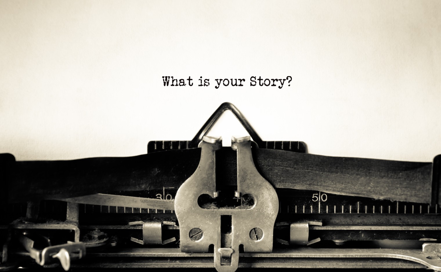 Een ouderwetse typemachine met op het papier de tekst: 'What's your story'