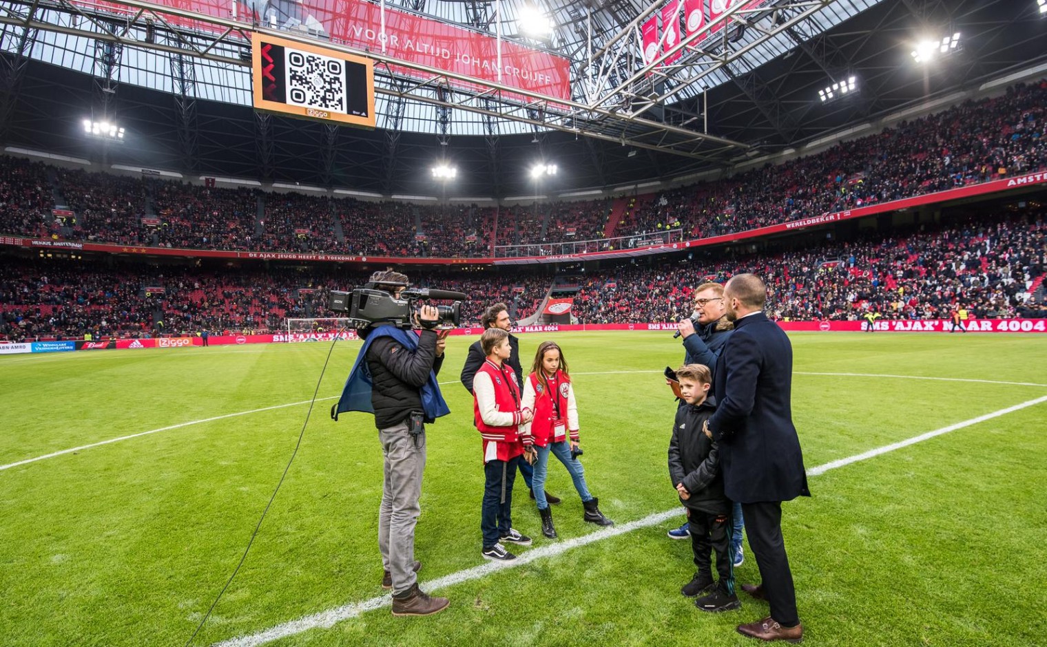 Voor Charity Matchday werd bij Ajax-Sparta een QR-code op de grote schermen geprojecteerd.