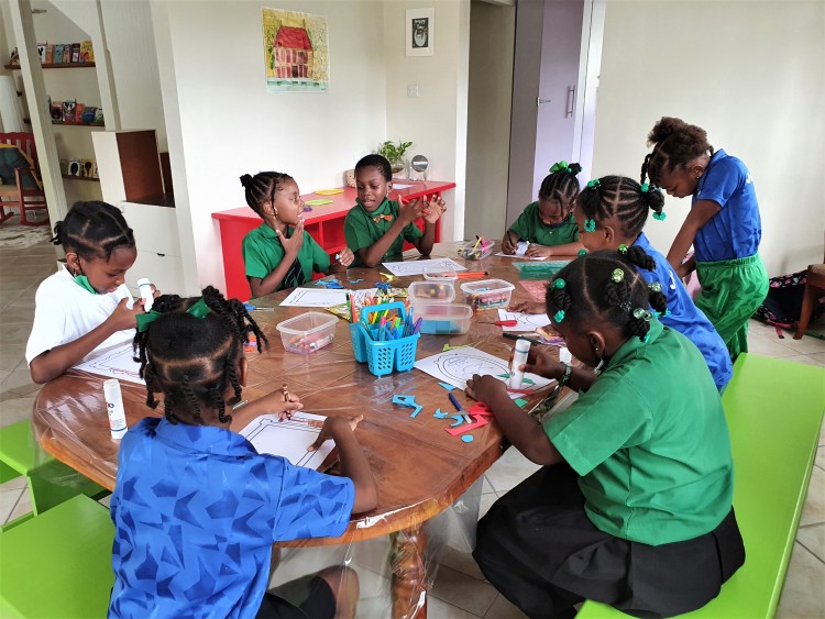 Tekenende en knutselende kinderen in het BreadFruit House