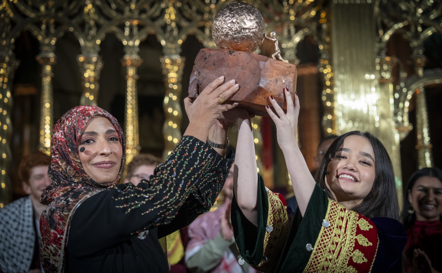 Nila Ibrahimi (17) ontvangt de Internationale Kindervredesprijs uit handen van Nobelprijswinnaar Tawakkol Karman.