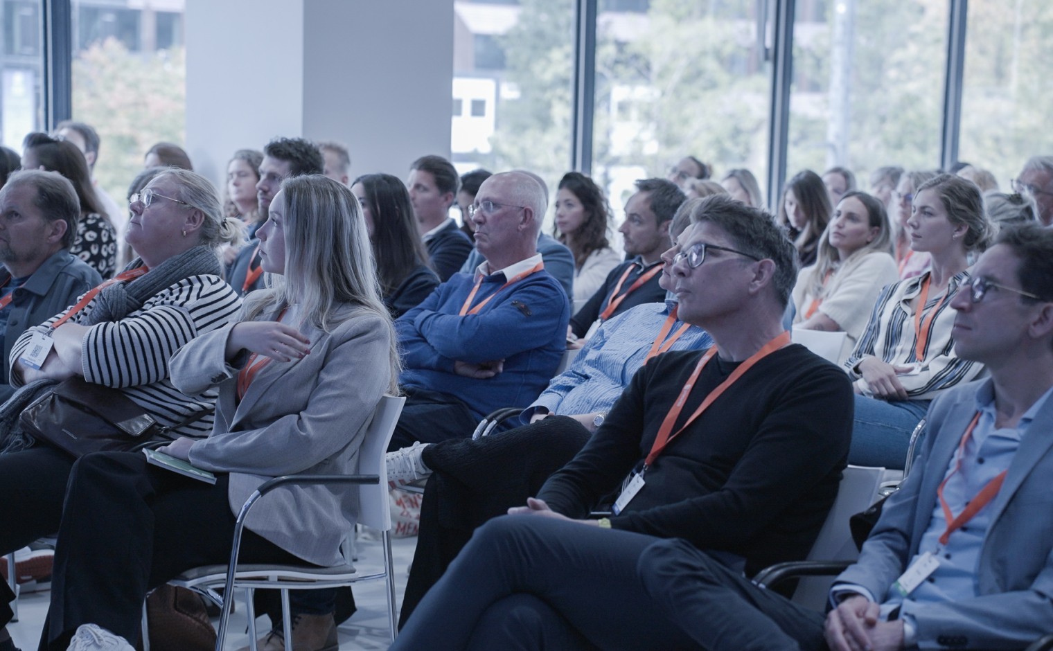 Bezoekers van de Vakdag 2025 luisteren aandachtig naar een presentatie.