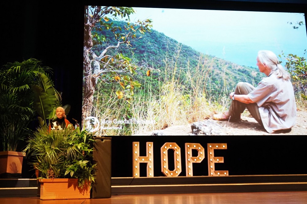 Jane Goodall spreekt de zaal toe in het World Forum Theater in Den Haag, 29 april 2023 (C) Martin Kuivenhoven