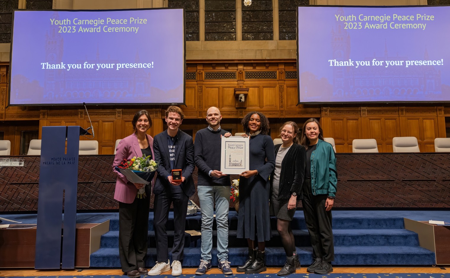 Leden van World's Youth for Climate Justice, in de Grote Rechtszaal in het Vredespaleis in Den Haag.