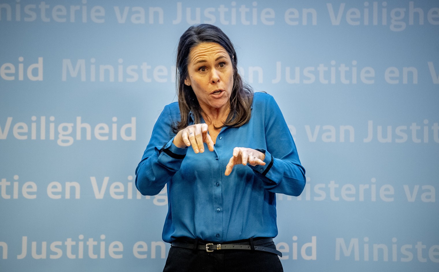 Irma Sluis tijdens een persconferentie op het Ministerie van Justitie en Veiligheid.