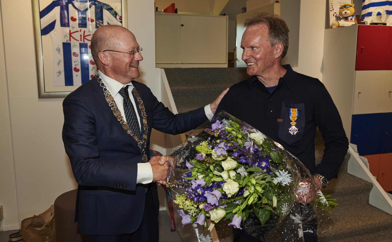 Frits Hirschstein (rechts) krijgt zijn lintje uit handen van Maarten Divendal, burgemeester van de Ronde Venen.