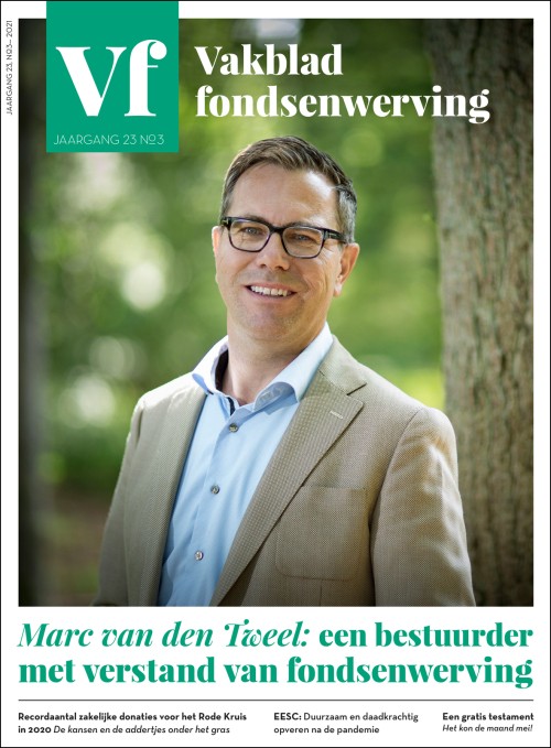 De cover van Vakblad fondsenwerving, nummer 3 (jaargang 23). Op de cover staat Marc van den Tweel, oud directeur van Natuurmonumenten