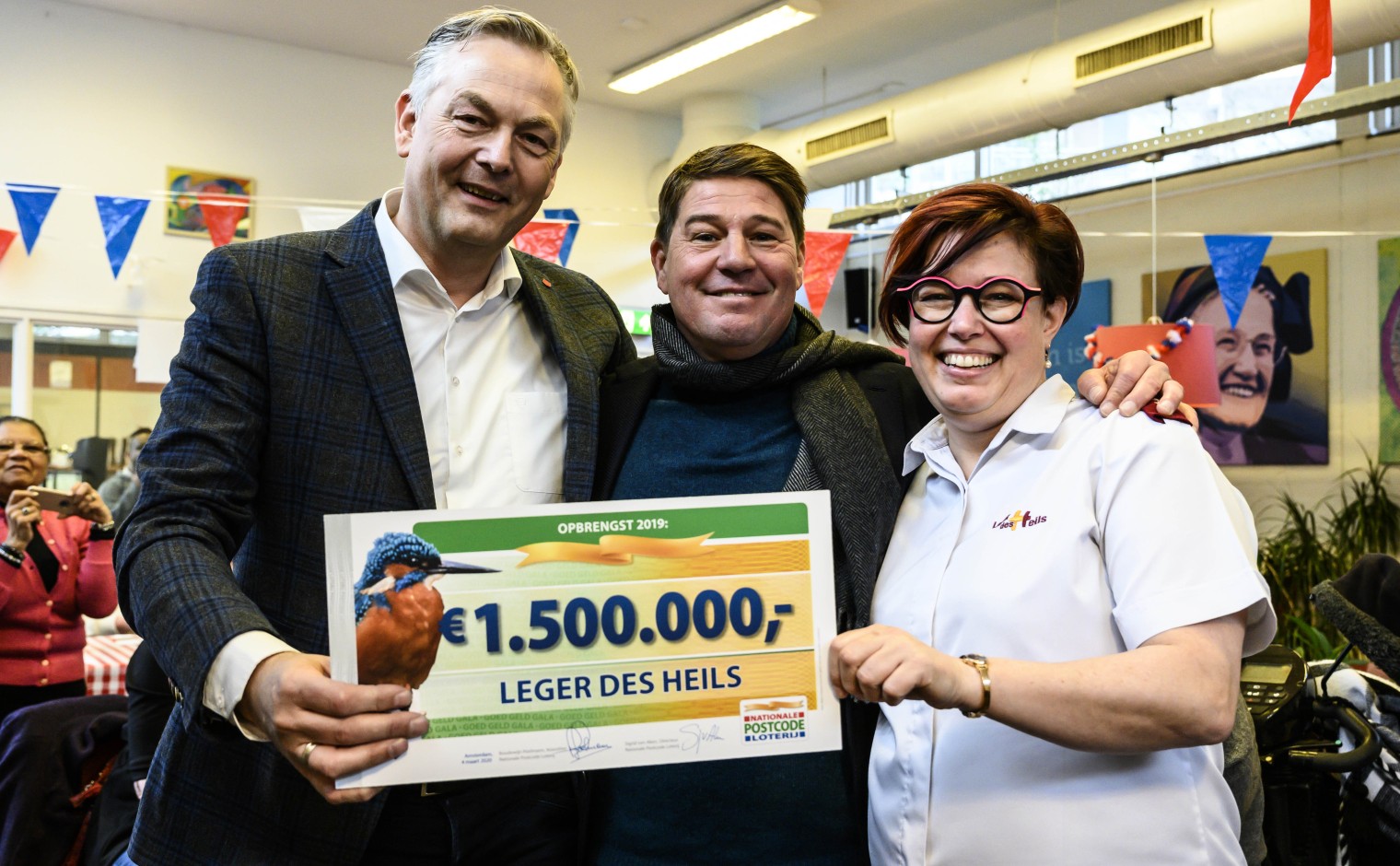 Martijn Krabbé reikte de cheque t.w.v. anderhalf miljoen uit.