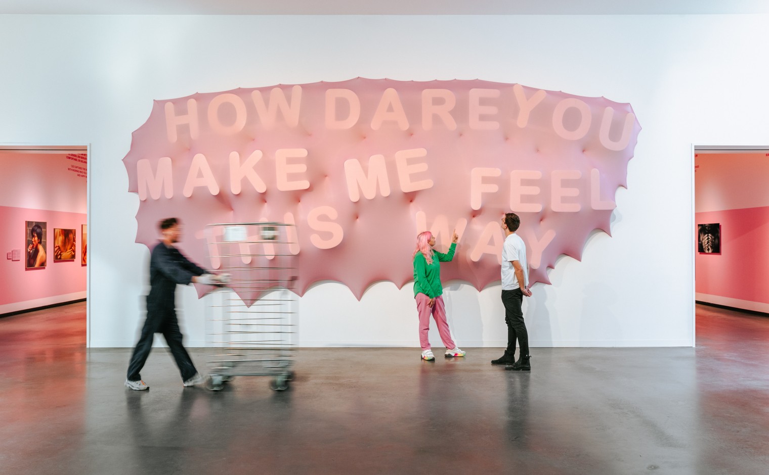 Dana Dijkgraaf (in het groen) in Museum Arnhem bij de mede door haar ontworpen tentoonstelling 'How Dare You Make Me Feel This Way'