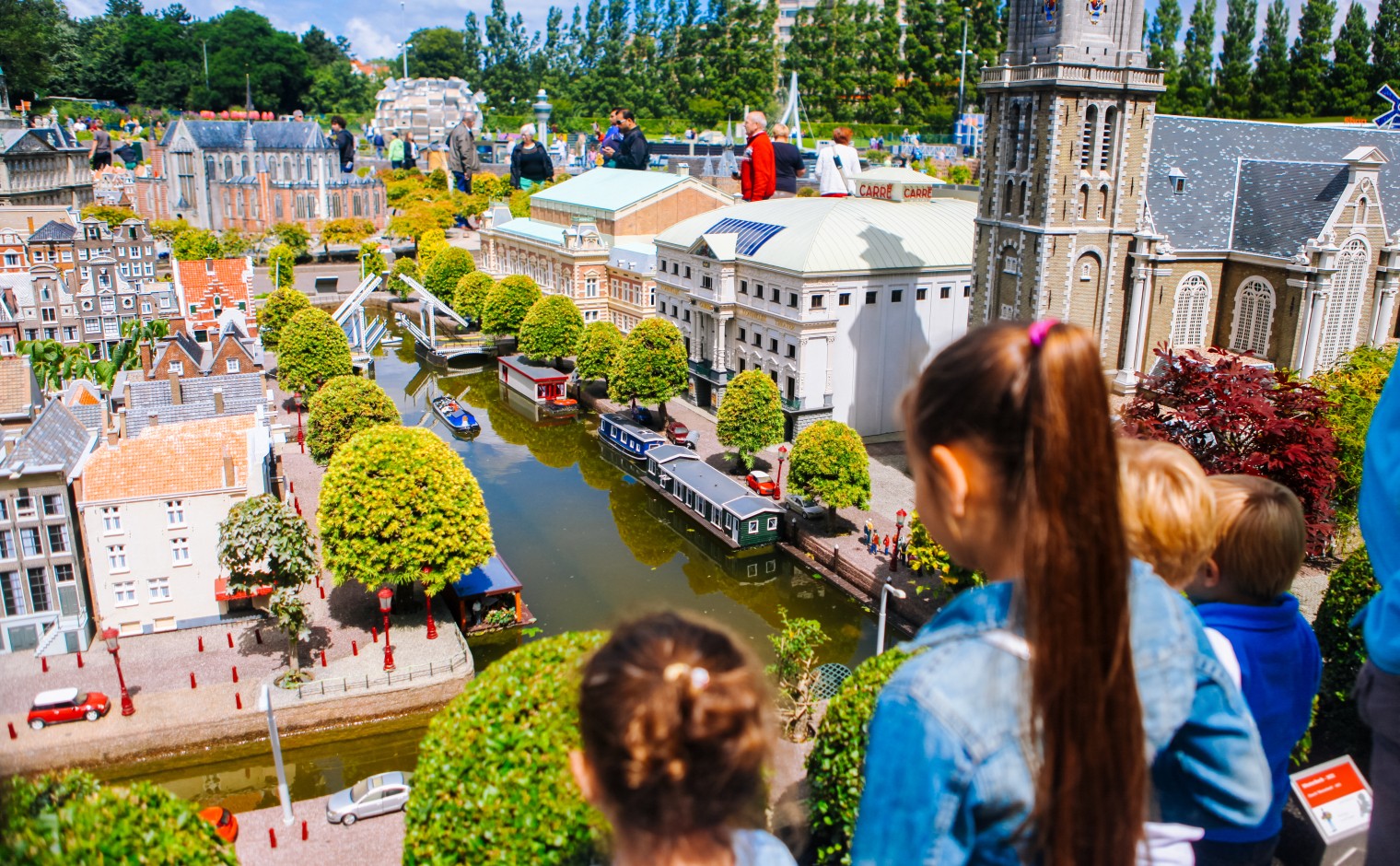 Kinderen op bezoek bij museum Madurodam (2016)