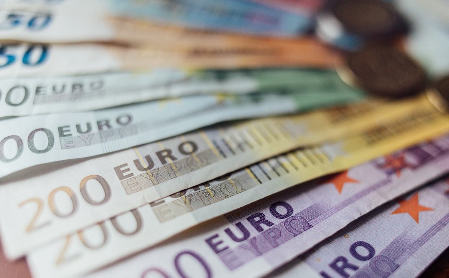 Geldwaaier van Euro's, vervaagd.