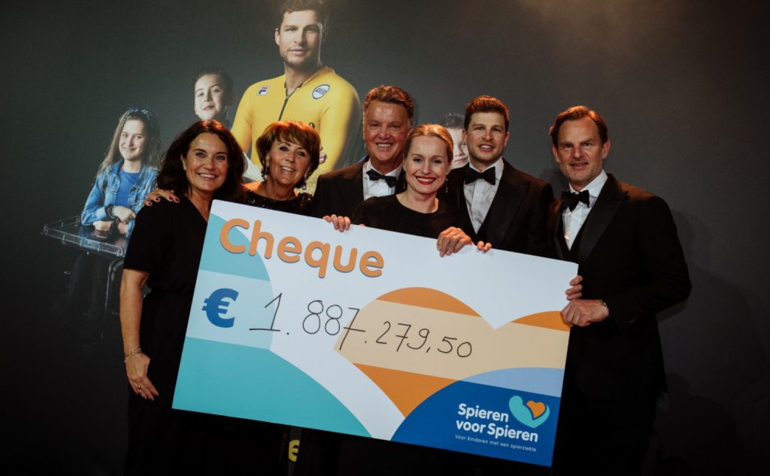 De hoofdambassadeurs van Spieren voor Spieren met de cheque.