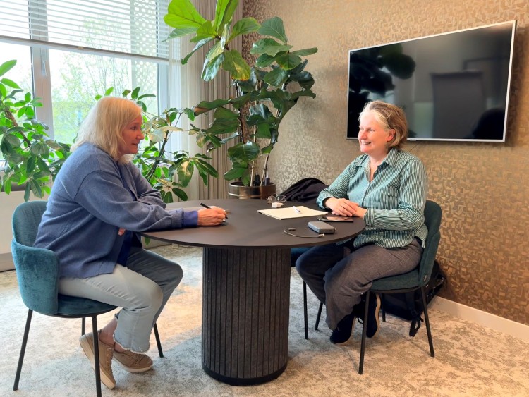 Jeanette in gesprek met Vf-hoofdredacteur Petra Hoogerwerf