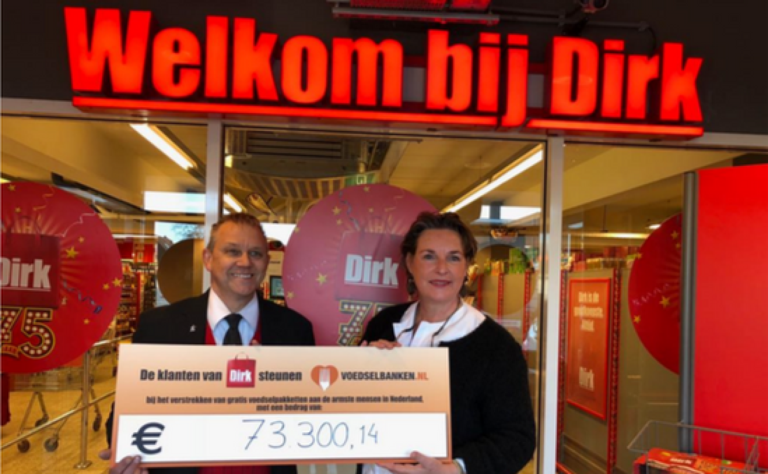 Rick van Putten, supermarktmanager Dirk van den Broek Zwanenburg en Caroline van der Graaf- Scheffer, bestuurslid Voedselbanken Nederland.