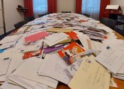 Protestantse Kerk biedt duizenden kerstkaarten aan tegen afschaffing bed-bad-broodregeling