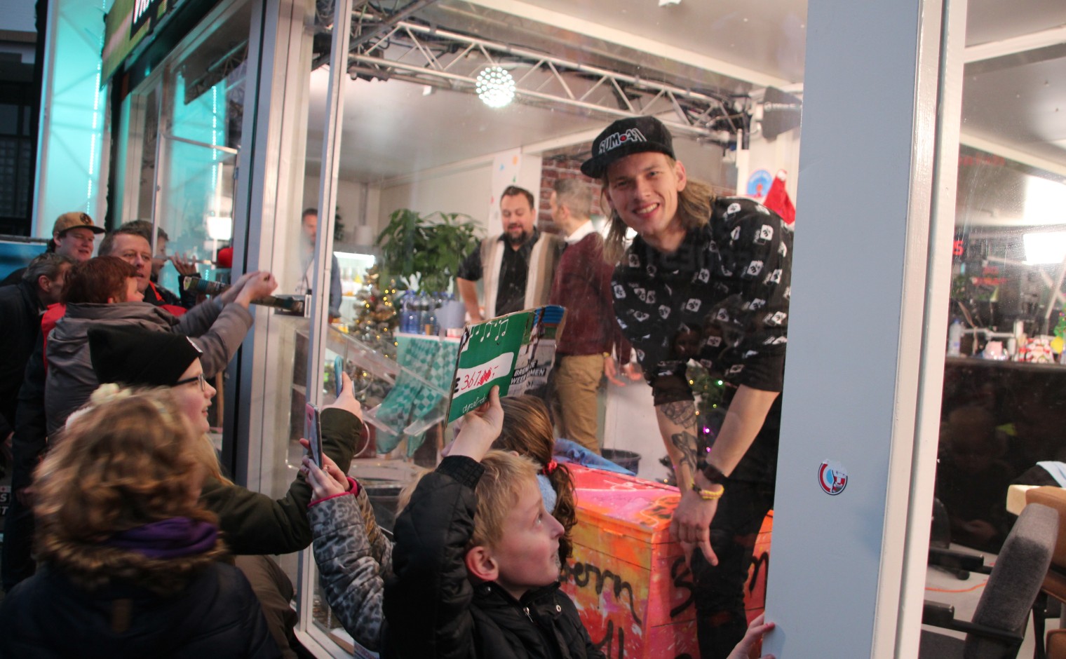 DJ Sander Hoogendoorn poseert vanuit het Glazen Huis in Apeldoorn, 2017.