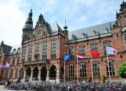 Medewerkers letterenfaculteit Rijksuniversiteit Groningen sluizen 1,2 miljoen naar Stichting NOHA