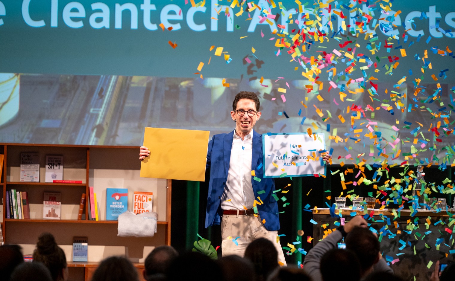 Paul Smeets maakt, met veel confetti, een van de topaanbevelingen voor december 2025 bekend.